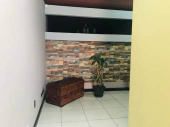 Se vende casa con uso mixto en Catedral San José 24-835