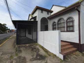 Se vende espaciosa casa con jardín en San Pedro San José 23-1446