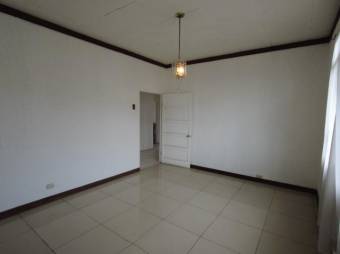 Se vende espaciosa casa con jardín en San Pedro San José 23-1446