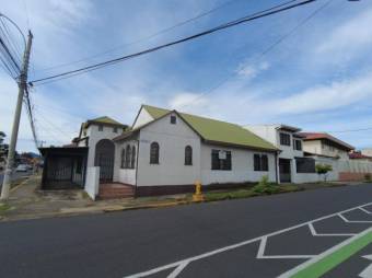 Se vende espaciosa casa con jardín en San Pedro San José 23-1446