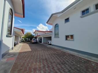 Se vende moderna casa en condominio de Pozos Santa Ana 24-1471 