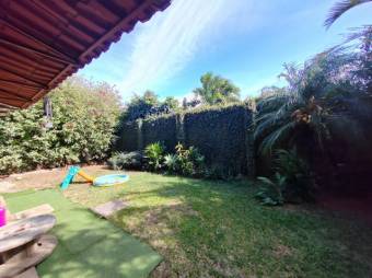 Se vende moderna casa en condominio de Pozos Santa Ana 24-1471 