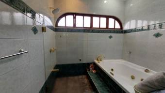 Se vende amplia y moderna casa con piscina en Freses Curridabat 25-914