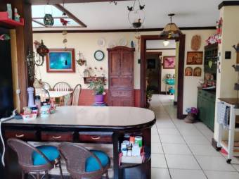 Se vende casa con uso de suelo mixto en San Rafael Escazú A25-327