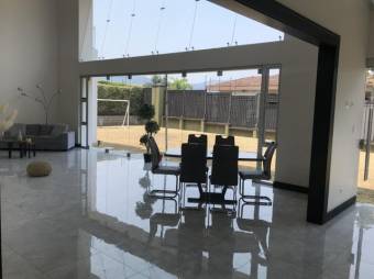 Se vende casa con patio y terraza en La Unión Cartago A24-1625