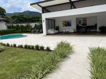 Se vende casa con patio y piscina en Uruca San José A25-337