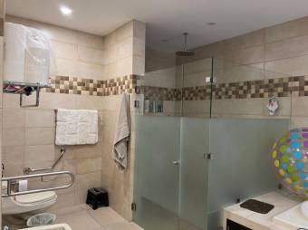 Se vende casa con patio y piscina en Uruca San José A25-337