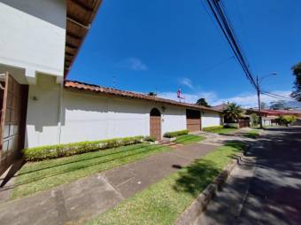 Se vende moderna y espaciosa casa en Sabanilla San José 24-1686