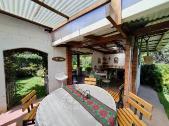 Se vende moderna y espaciosa casa en Sabanilla San José 24-1686