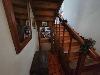 Se vende moderna y espaciosa casa en Sabanilla San José 24-1686