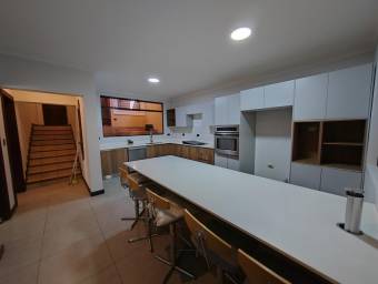 Venta de Casa Esquinera en Sánchez de Curridabat. RAH 24-1101