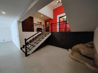 Venta de Casa Esquinera en Sánchez de Curridabat. RAH 24-1101