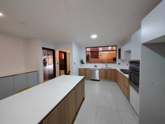 Venta de Casa Esquinera en Sánchez de Curridabat. RAH 24-1101