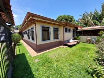 Se vende casa con uso de suelo mixto en Vasquez de Coronado 25-782