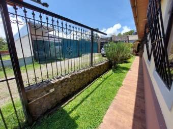 Se vende casa con uso de suelo mixto en Vasquez de Coronado 25-782