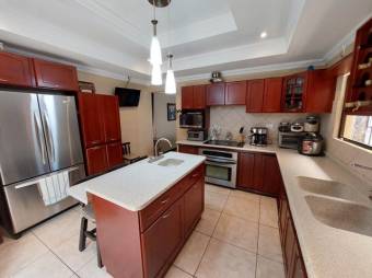 Se vende casa con uso de suelo mixto en Vasquez de Coronado 25-782