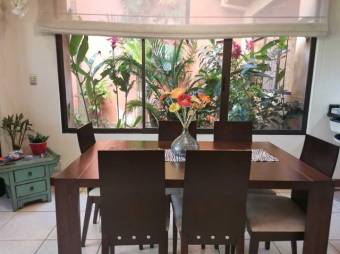 Se vende espaciosa casa en condominio de Pavas San José 23-2447