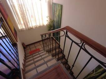 Se vende espaciosa casa en condominio de Pavas San José 23-2447