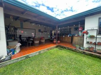 Se vende espaciosa casa con patio en San Juan Tibás 25-557 