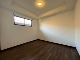 Se vende espaciosa casa con patio y terraza en Rio Oro 24-1025