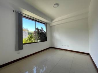 Se vende espaciosa casa con patio y terraza en Rio Oro 24-1025