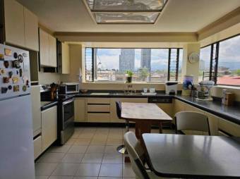 Se vende espacioso apartamento en Curridabat 25-393