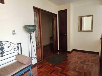 Se vende espacioso apartamento en Curridabat 25-393