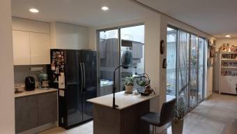 Se vende moderna casa en condominio de Curridabat 24-1628