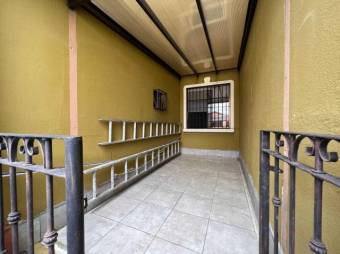 Se vende moderna casa con patio en Sánchez San José 24-536 