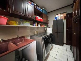 Se vende moderna casa con patio en Sánchez San José 24-536 