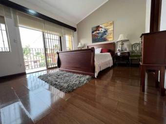 Se vende moderna casa con patio en Sánchez San José 24-536 