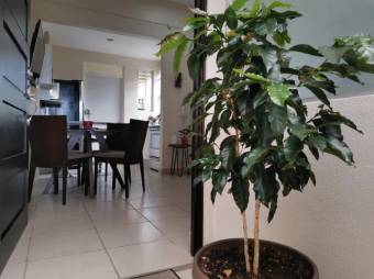 Se vende apartamento en condominio de Ulloa Heredia 25-958