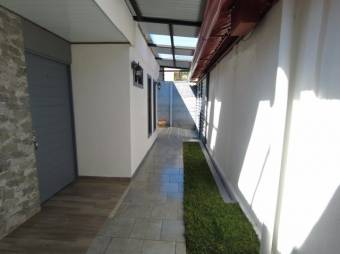 Se vende moderna casa con jardín en Barva Centro 25-959