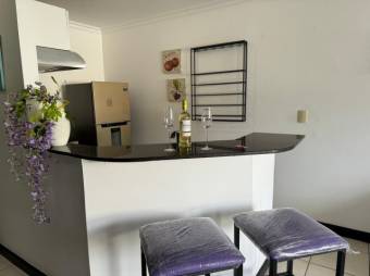 Se alquila moderno apartamento en Santa Ana 25-967