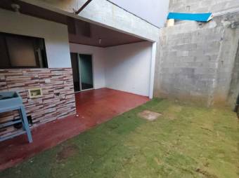 Se alquila apartamento con patio en San Pablo Heredia 25-974