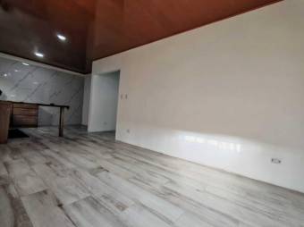 Se alquila apartamento con patio en San Pablo Heredia 25-974