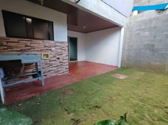 Se alquila apartamento con patio en San Pablo Heredia 25-974