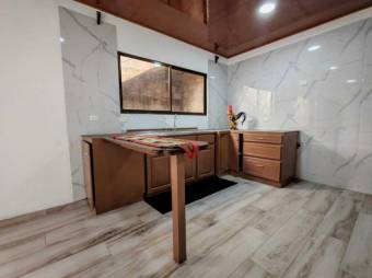 Se alquila apartamento con patio en San Pablo Heredia 25-974