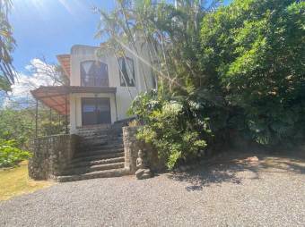 Se vende casa con amplio lote y piscina en Brasil Santa Ana 23-1511