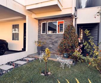 House for sale in the Mar de Plata condominium in San Rafael de Heredia.