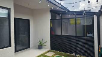 Se vende moderna y espaciosa casa en Lindora 25-587