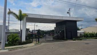 Se vende moderna y espaciosa casa en Lindora 25-587