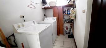 Se vende casa en condominio de Trejos Monte Alegre 23-182