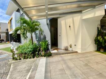 Se vende moderna casa en condominio de piedades Santa Ana 25-882