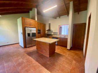 Se vende moderna casa para inversión en Escazú 23-2872