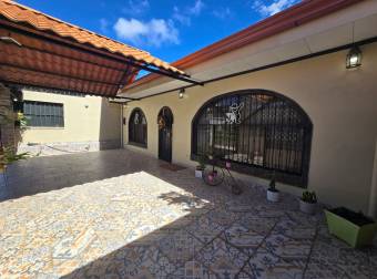 VENTA DE CASA DE UNA PLANTA EN RESIDENCIAL, SANTO DOMINGO, HDIA