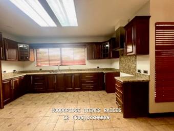 Escazu casa en alquiler $3.000 / 306 mts.,3 dormitorios, jardin