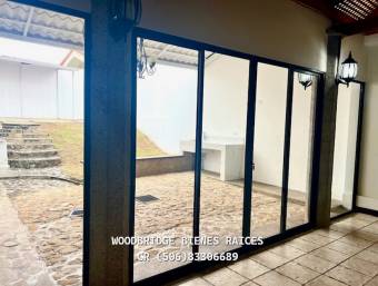 Escazu casa en alquiler $3.000 / 306 mts.,3 dormitorios, jardin
