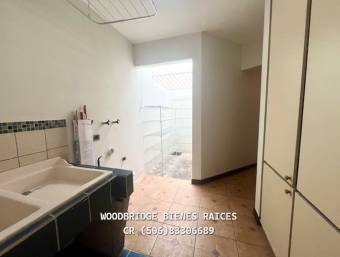 Escazu casa en alquiler $3.000 / 306 mts.,3 dormitorios, jardin