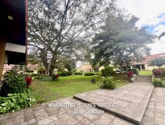 Escazu casa en alquiler $3.000 / 306 mts.,3 dormitorios, jardin